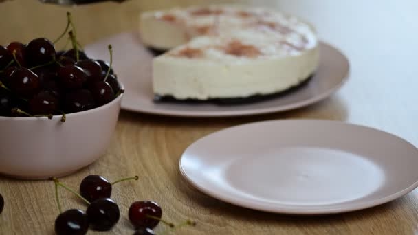 美味和甜樱桃果冻乳酪蛋糕 — 图库视频影像