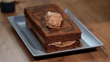 Yemek kek. Çikolatalı krema ile sünger kek. Hamur işi çanta.