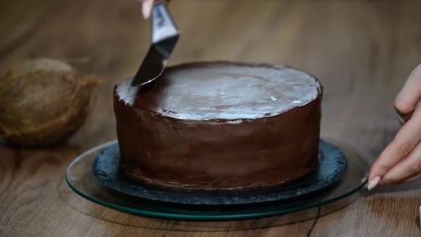 Cukiernik Obejmujące Ciasto Kremem Czekoladowym — Wideo stockowe