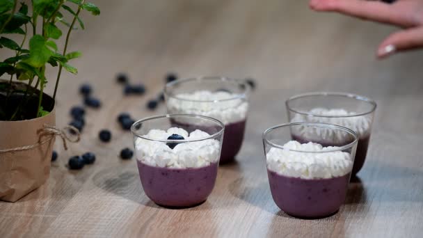 Blaubeerpanna Cotta Einem Glas Verzieren — Stockvideo