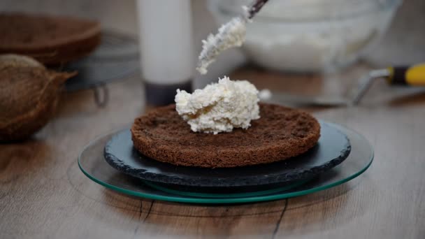 Matlagning Kaka Choklad Tårta Med Grädde Sprits — Stockvideo