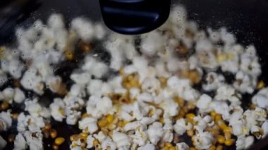 Soba üzerinde sadece hazırlanan patlamış mısır