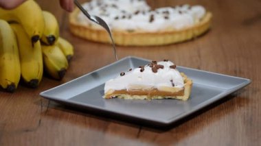 Banoffee pasta ile muz, çırpılmış krema, çikolata.