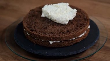 Yemek kek. Çikolatalı krema ile sünger kek. Hamur işi çanta
