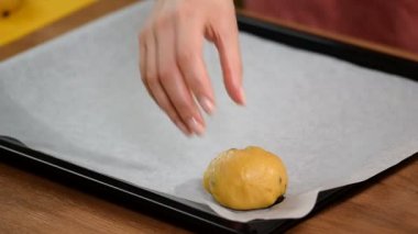 Bir fırın tepsisine buns. Çörekler fırın tepsisine koyarak.