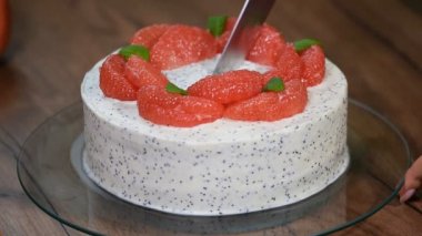 Greyfurt ile ev yapımı kek. Bir parça kek kes