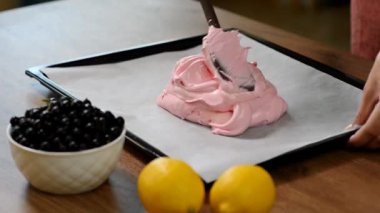 Mutfakta yemek kek Pavlova kadın. Yemek kek Pavlova işlemi