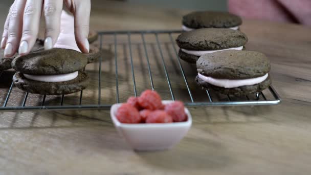 用奶油做巧克力曲奇饼 曲奇三明治 — 图库视频影像