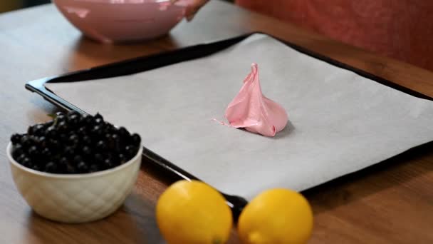 La mujer de la cocina cocinando pastel Pavlova. El proceso de cocinar pastel Pavlova — Vídeos de Stock