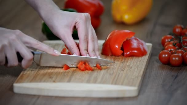 Corte de pimenta vermelha fresca. Pimenta fresca numa tábua de madeira. Cozinhe verduras de redução com uma faca . — Vídeo de Stock