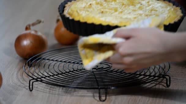 Pastel de cebolla francesa recién horneado — Vídeos de Stock