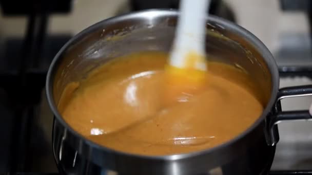 Ev yapımı karamel sos. Bir tencerede Karamel Sos yemek — Stok video