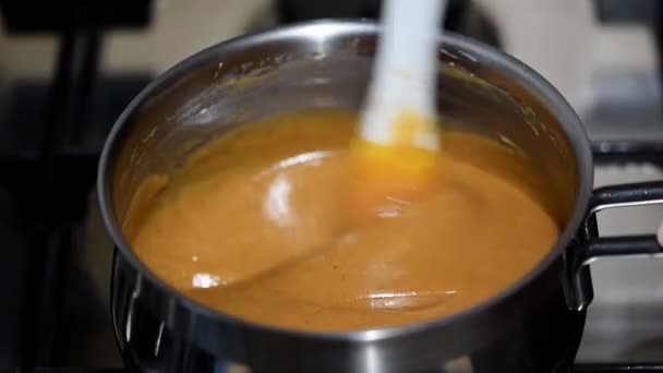 Molho de caramelo caseiro. Cozinhe molho de caramelo em uma panela — Vídeo de Stock