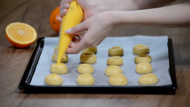 Galletas con mermelada de naranja. Cocinar galletas con relleno — Vídeo de stock