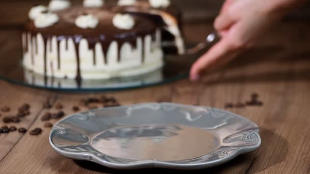 Poner un pedazo de pastel de café de chocolate en un plato — Vídeos de Stock