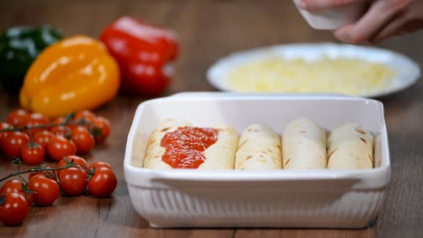 Enchiladas au poulet maison dans un plat. Cuisson des enchiladas — Video