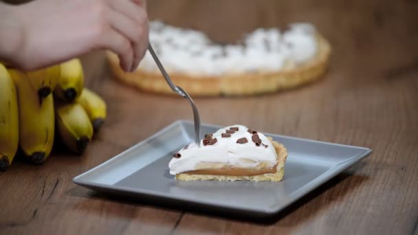 Bananenkuchen mit Bananen, Schlagsahne, Schokolade. — Stockvideo