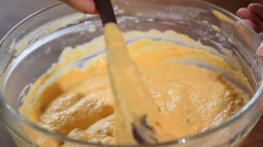 Eller meyilli bir cam kabın içinde karıştırın, yakın çekim