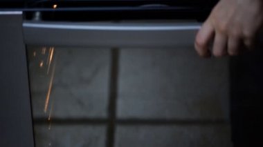 İtalyan bisküvi sürecinde hazırlık-stoklar ile badem, tatlı hamur fırında fırın kağıt üzerinde. Fırına