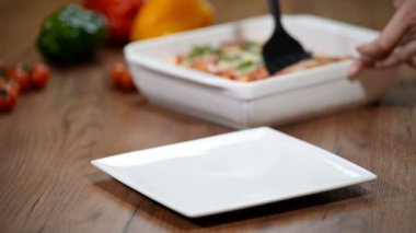 Ev yapımı tavuk enchiladas beyaz bir tabak içinde
