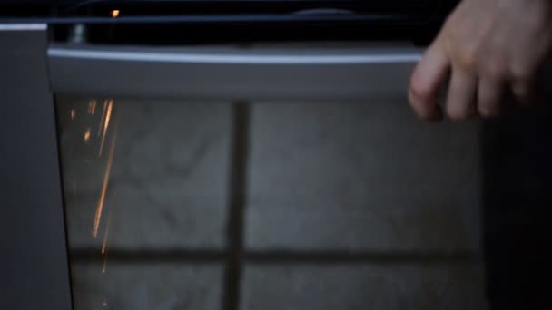 Biscotti italien en cours de préparation- billettes de pâte sucrée aux amandes, cuites sur papier de boulangerie. Mettre au four 