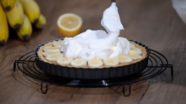 Торт Banoffi с карамелью и бананом. Пирог со взбитыми сливками — стоковое видео