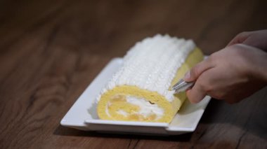 İle krem beyaz tatlı rulo pasta süslemeleri