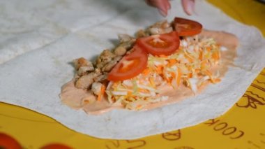 Shawarma, geleneksel Türk et, iş akışı closeup süreci pişirme