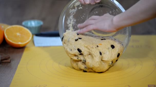 Kvinnans Händer Knåda Degen Bordet — Stockvideo