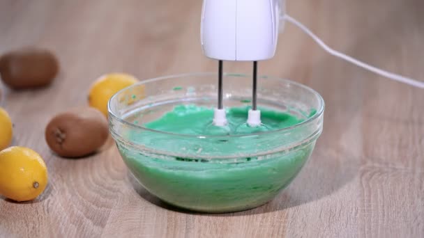 Zweepslagen Groene Deeg Met Mixer — Stockvideo