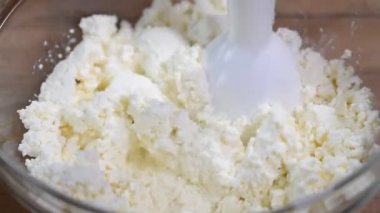 Süzme peynir bir blender eziyet. Krem pişirme