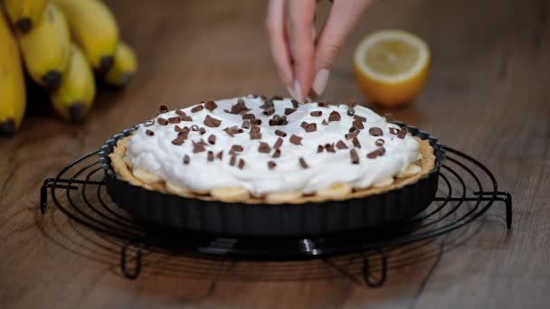 Torta Banoffee Com Bananas Chantilly Chocolate — Vídeo de Stock