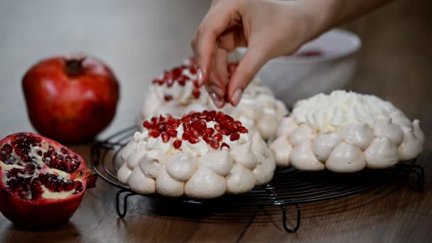 Pavlova Tårta Med Granatäpple Och Färsk Mynta — Stockvideo