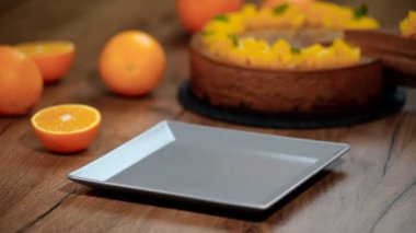 Bir tabak içinde bir parça çikolata turuncu mousse kek koy