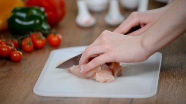 Tavuk fileto bir parça kesip el