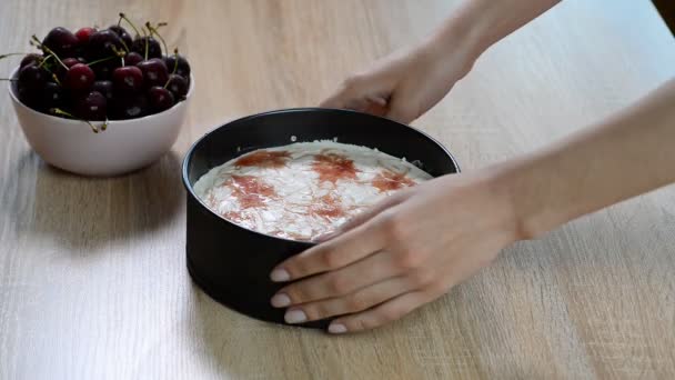 Kirschkäsekuchen Aus Der Form Entfernen — Stockvideo