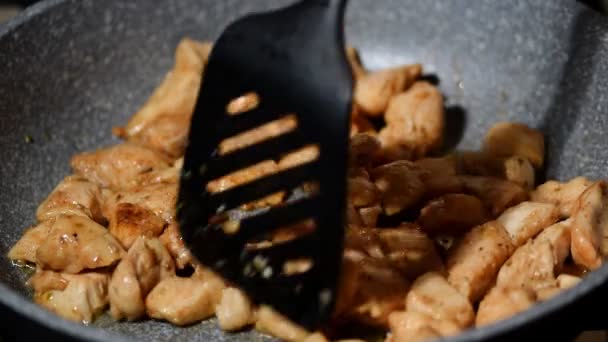 フライパンで揚げた鶏のササミの部分 — ストック動画