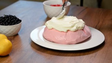 Krem şanti ile ev yapımı beze pasta Pavlova