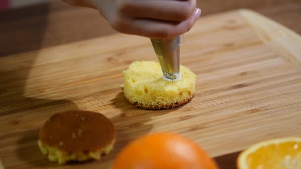 Herstellung Von Mini Kuchen Mit Glasierten — Stockvideo