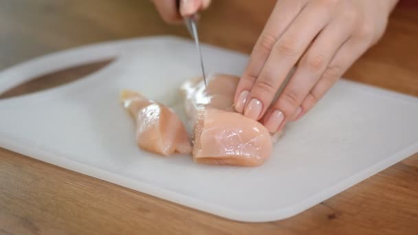 Mão Feminina Corta Pedaço Filé Frango — Vídeo de Stock