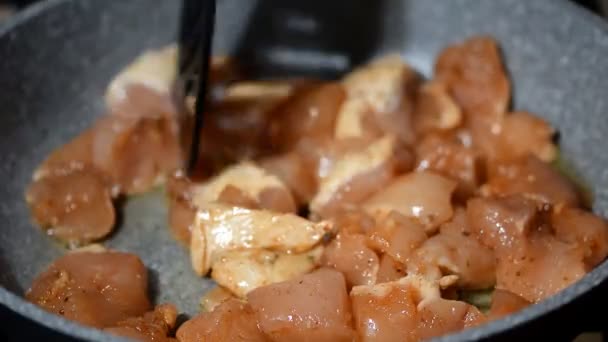 フライパンで鶏肉の生作品 フライパンで揚げる鶏ササミ — ストック動画