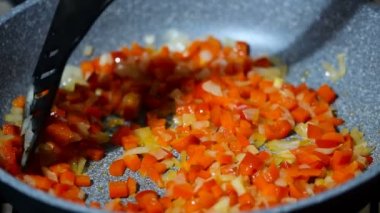 Bir tavada Fry soğan ile biber. Yakın çekim