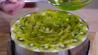 Lezzetli kivi pasta tatlı jöle ile. Dökme jöleli pasta