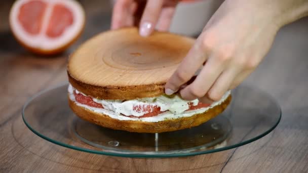 Banketbakker Bereidt Layer Cake Zelfgemaakte Cake Met Grapefruit — Stockvideo