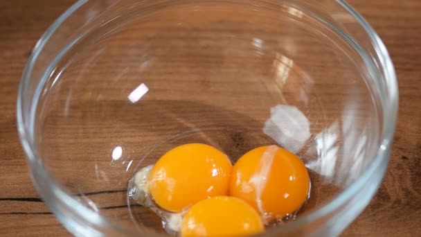 Eigelb Eine Glasschüssel Geben — Stockvideo