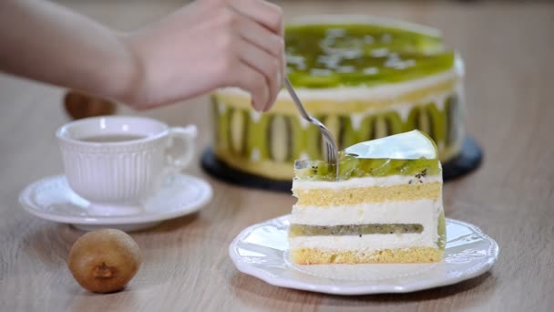 Comer Pedazo Pastel Mousse Con Kiwi — Vídeo de stock