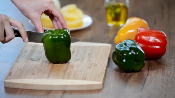 Las Manos Las Mujeres Cortan Pimiento Verde Tabla Madera — Vídeo de stock