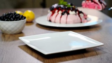 Pavlova pastasından bir tabak içinde koyarak