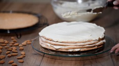 Pasta Katmanlar yığınlama. Torte doldurma buttercream ile yapma