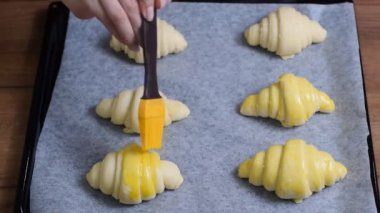 Yumurta sarısı kruvasanlar, closeup üzerinde bir Yayilim